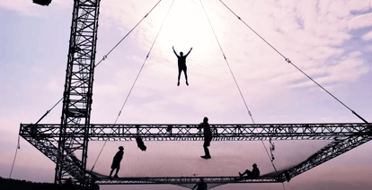 Dunking Devils – extreme trampolining! - Akrobat